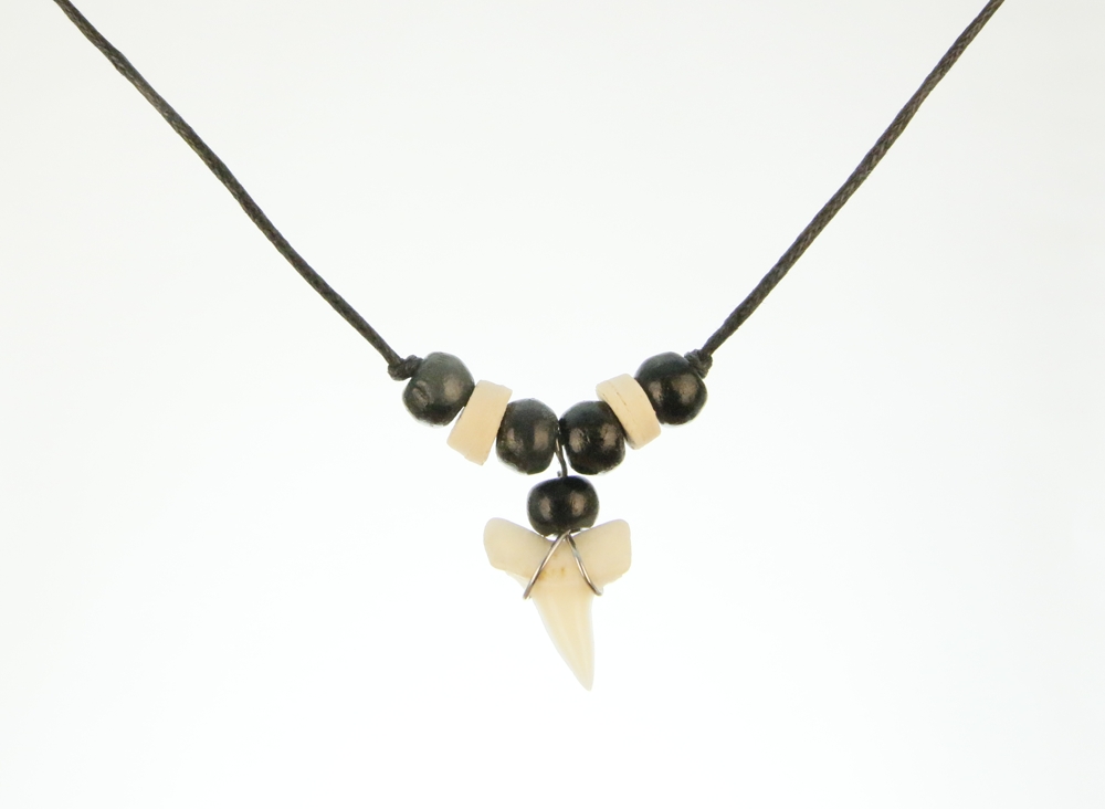 Haaientandketting- houten kraaltjes HK0014