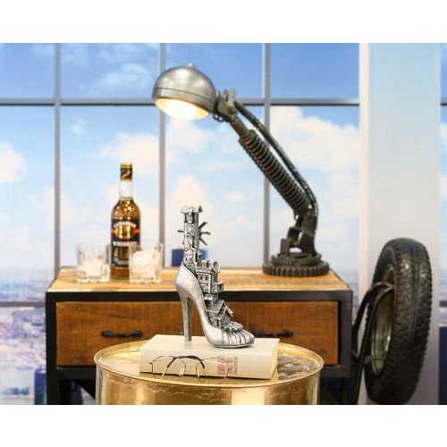 Beeld hoge hak met attributen Steampunk