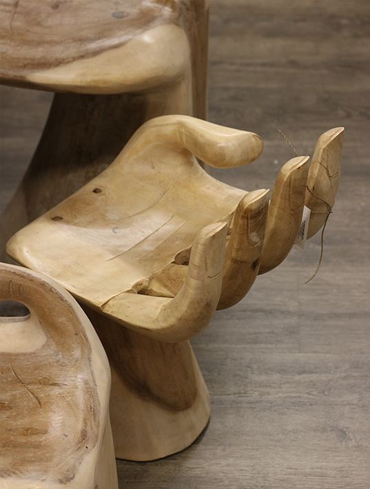 Houten handstoel Indonesisch handwerk- Links