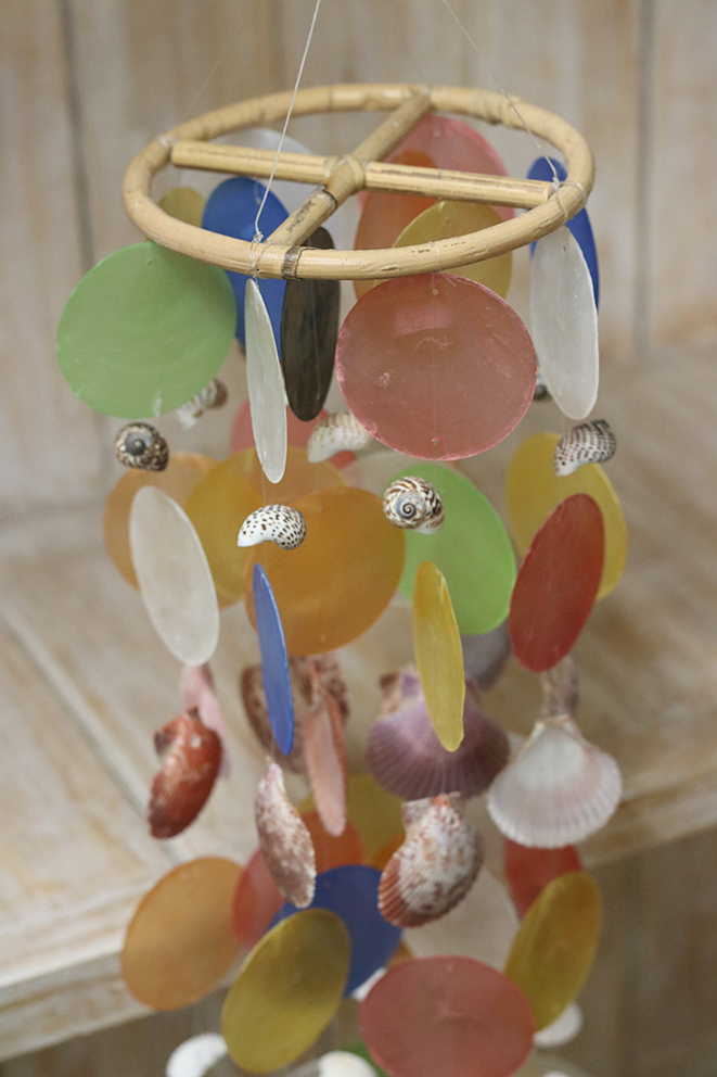 Mobiel capiz houten ring multicolor + schelpjes - Afbeelding 2