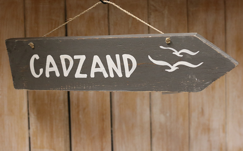 Houten tekstbord Pijl Cadzand Beach Grijs
