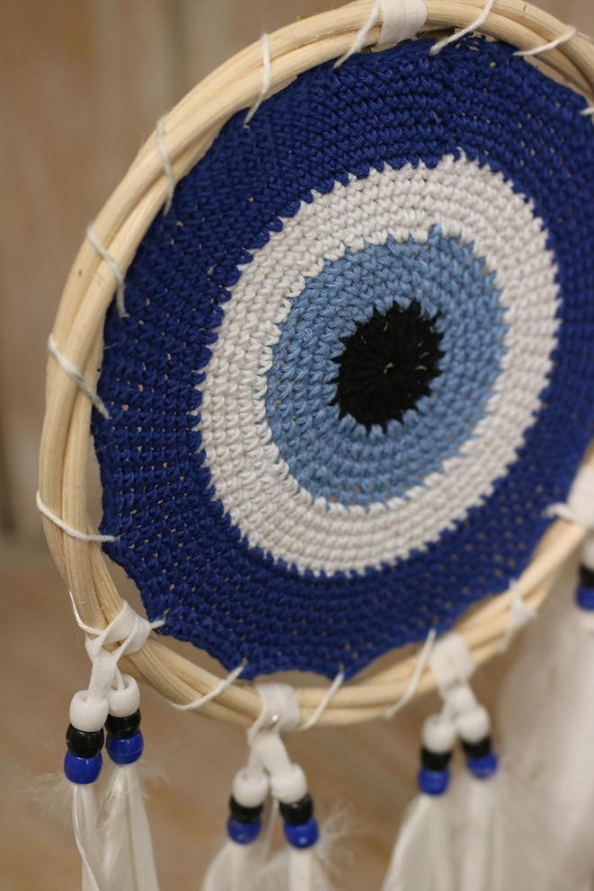 Dromenvanger oog macrame + veer Wit/blauw 16cm - Afbeelding 2