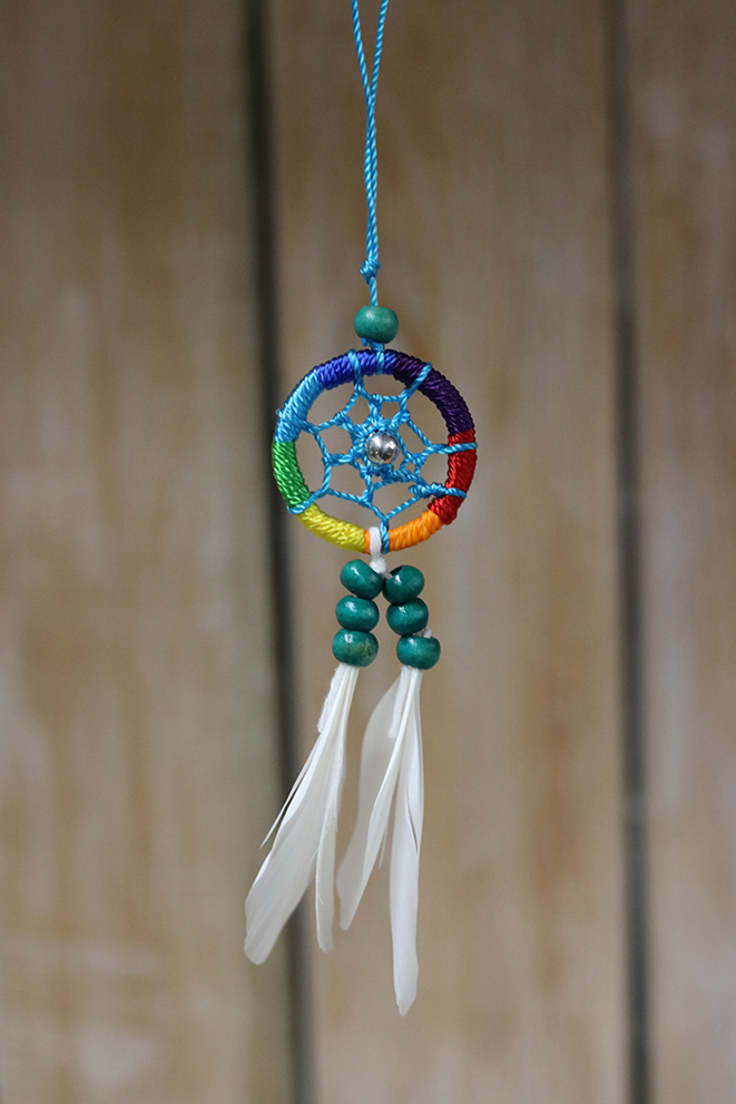 Dromenvanger + witte veertjes 9cm Regenboog