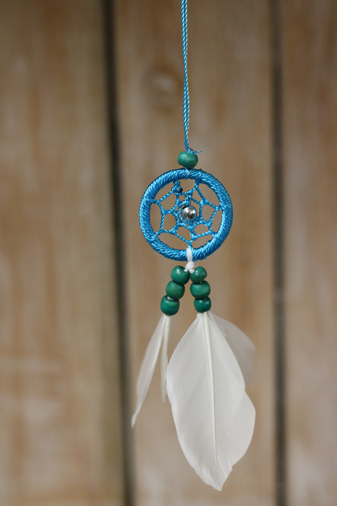 Dromenvanger + witte veertjes 9cm Lichtblauw