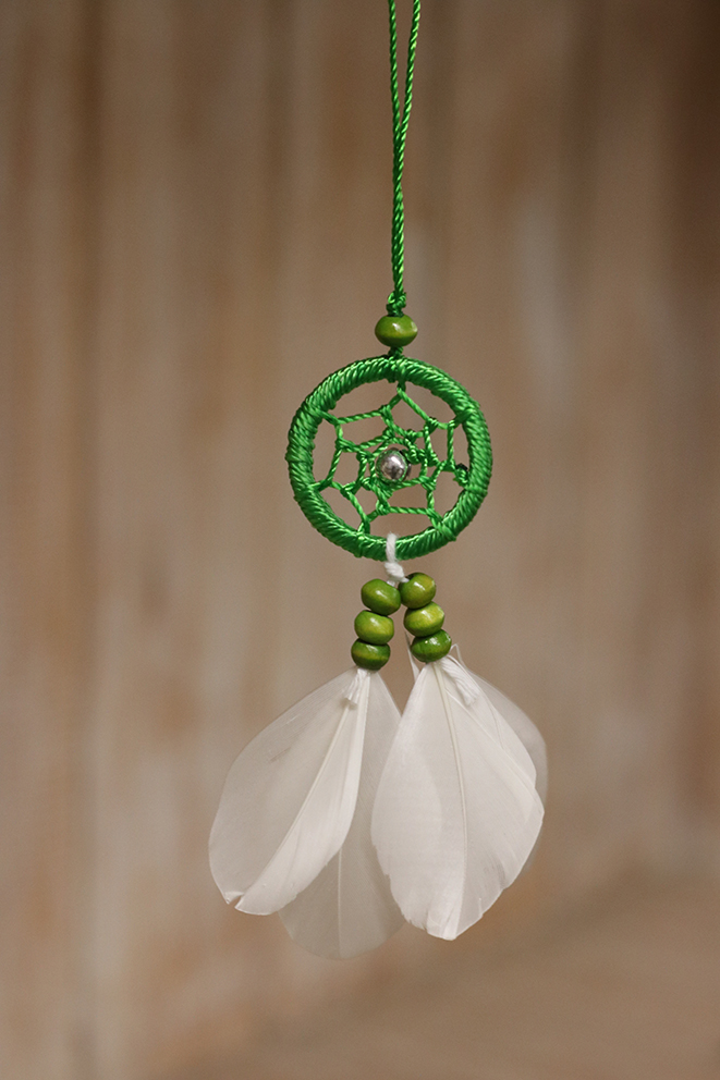 Dromenvanger + witte veertjes 9cm Groen