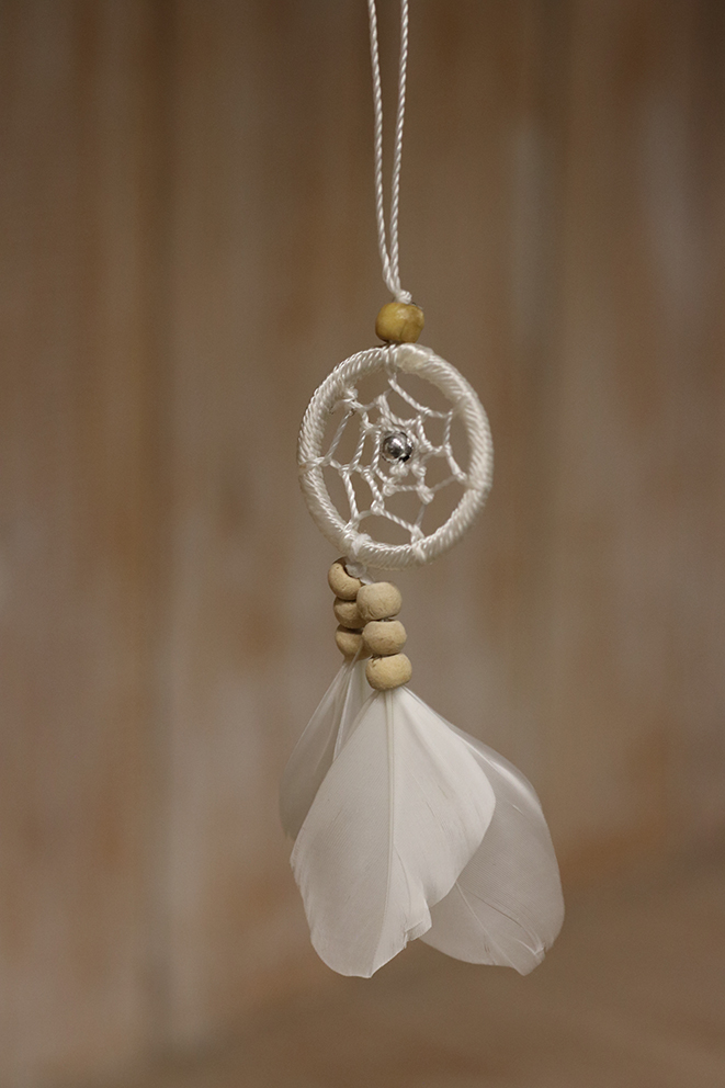 Dromenvanger + witte veertjes 9cm Wit