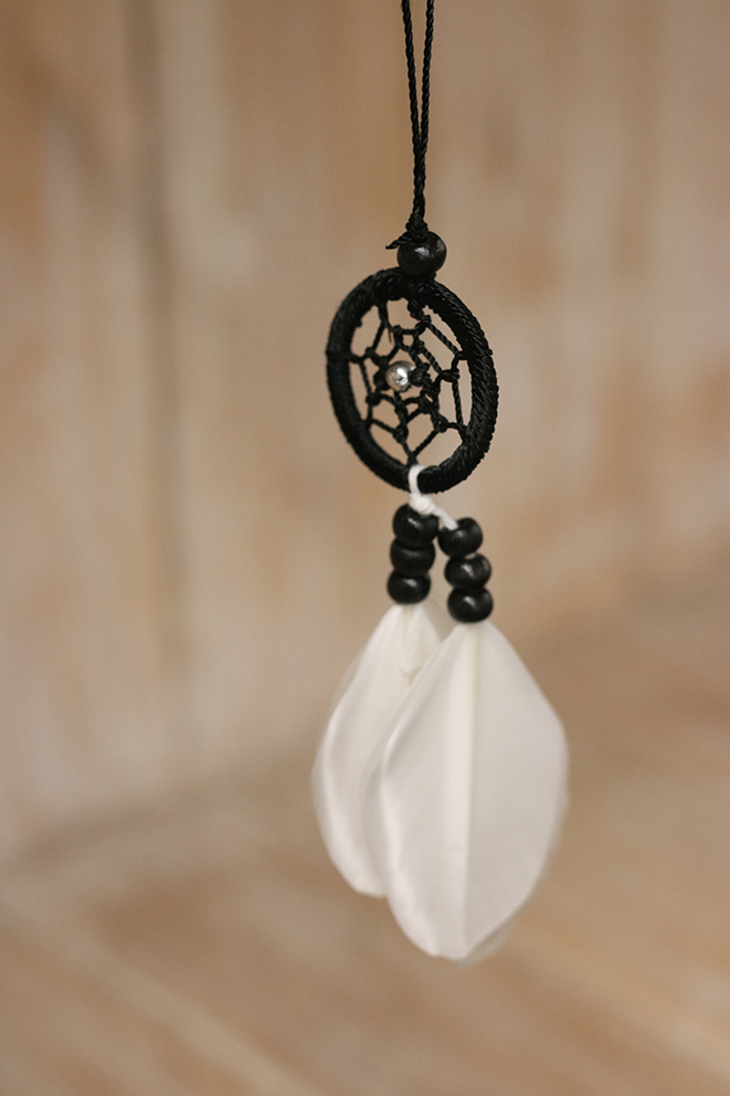 Dromenvanger + witte veertjes 9cm Zwart