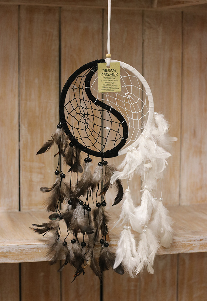 Dromenvanger Yin Yang zwarte en witte veren 16cm