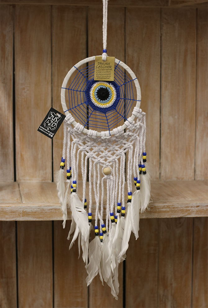 Dromenvanger Parabola macrame + witte veer 16cm