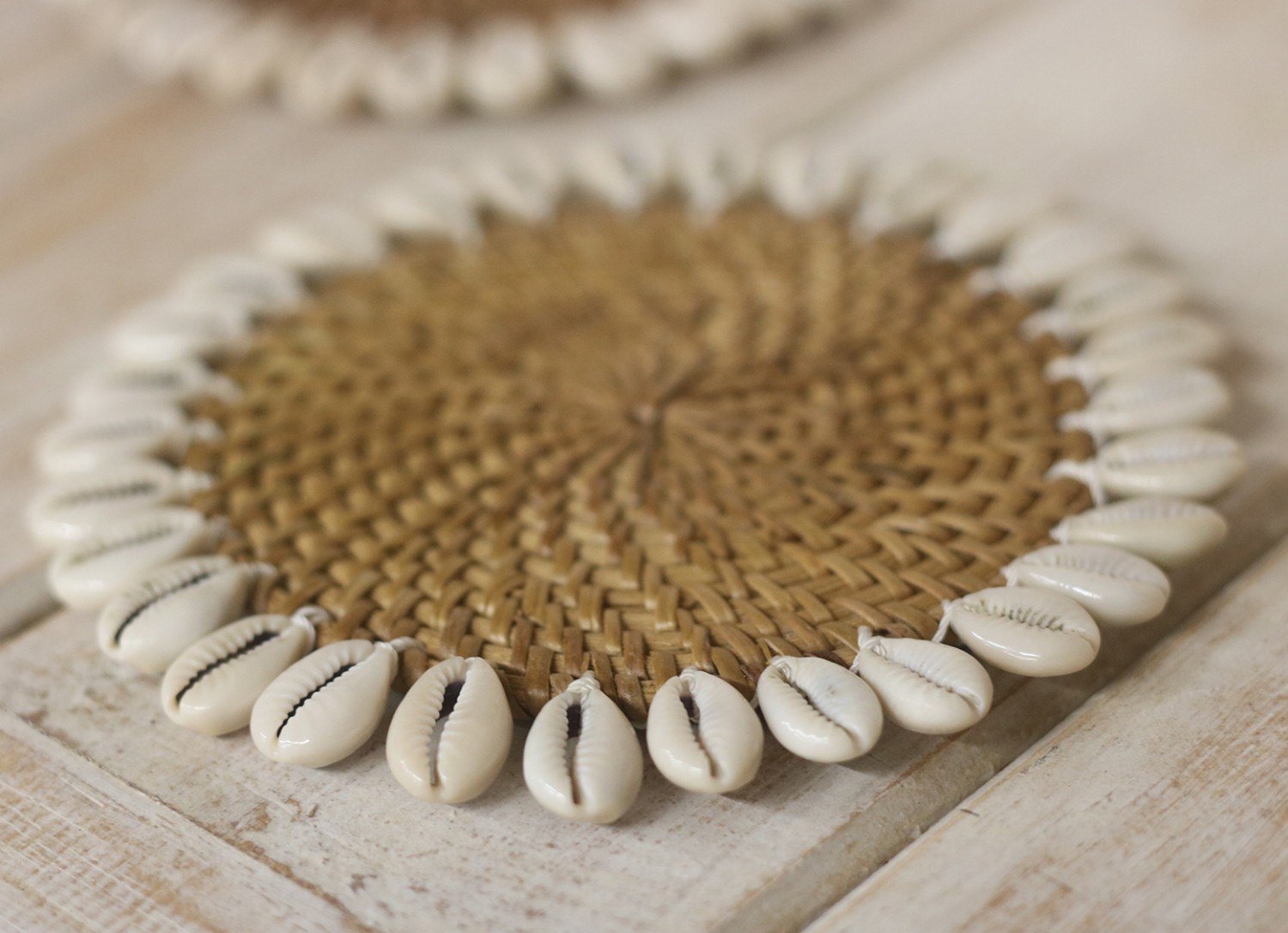 Onderzetter rotan met schelp ‘Colori’ Bruin