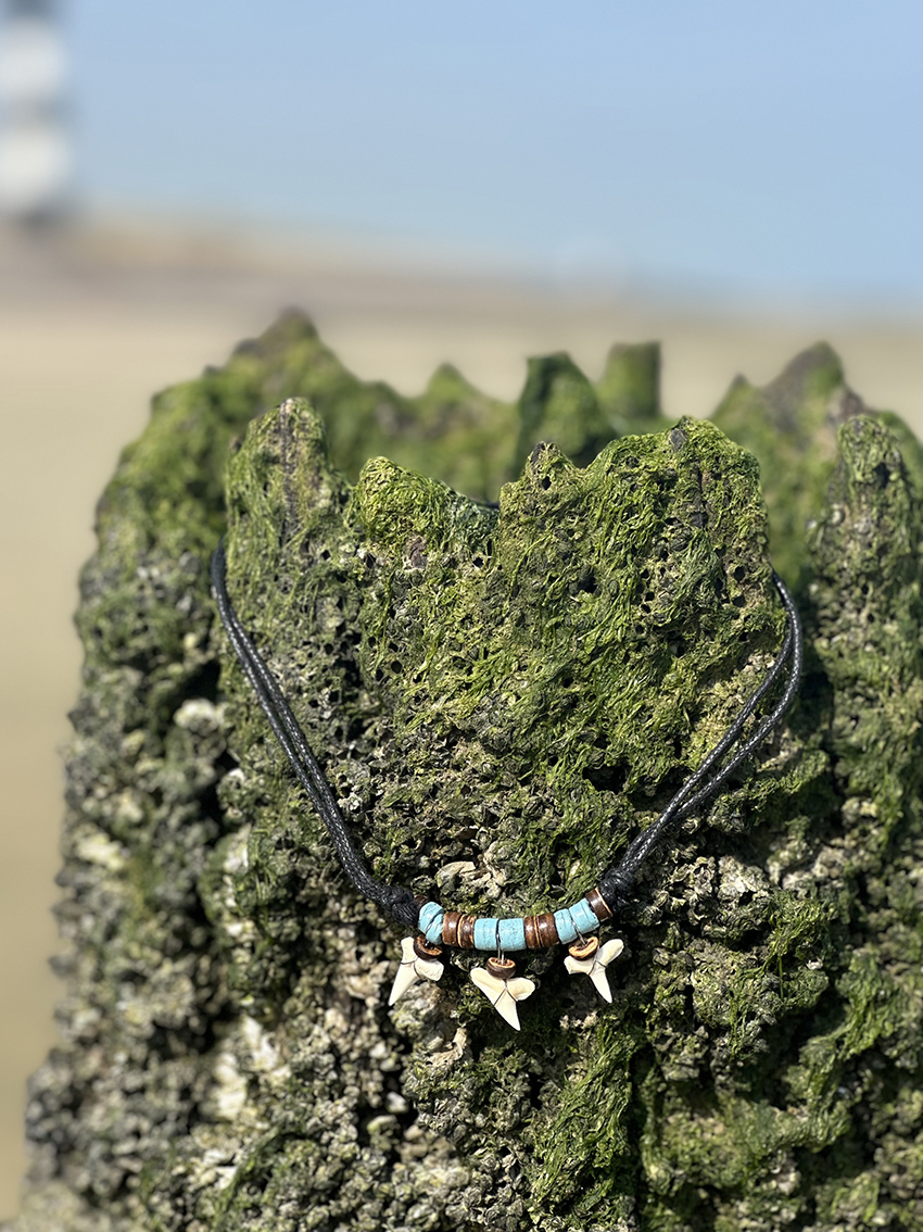 Haaientandketting met 3 haaientanden met blauwe en bruine kokoskralen - Afbeelding 2