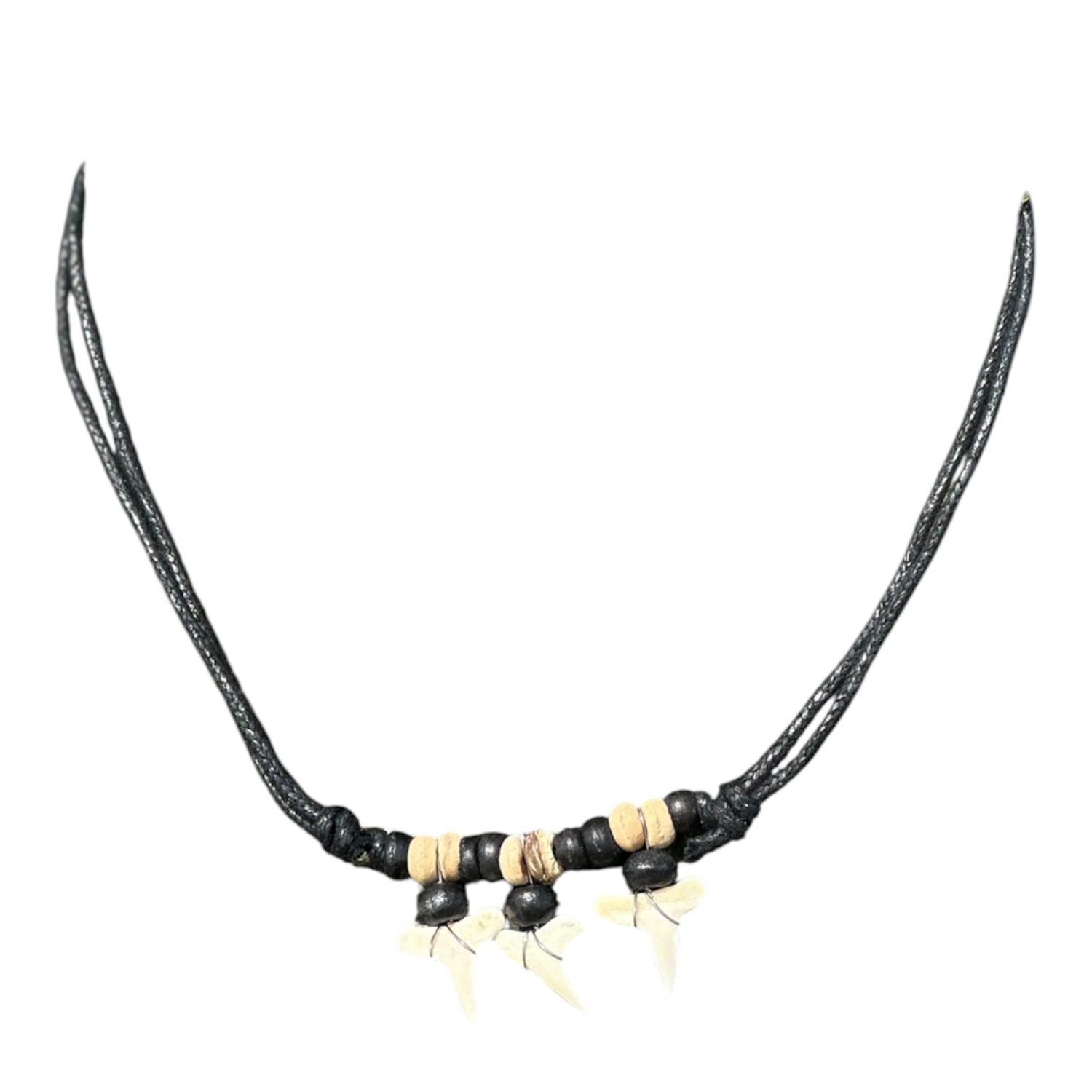 Haaientandketting met 3 haaientanden met zwarte en witte kokoskralen
